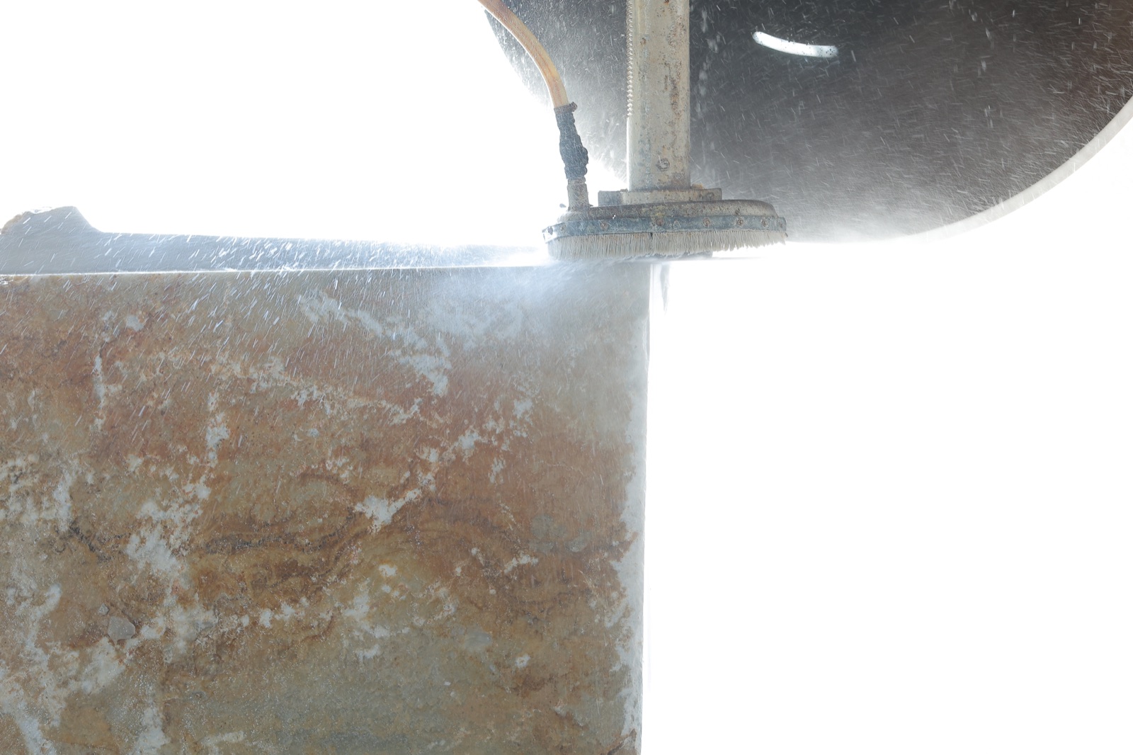 Gentaş Mermer üretim hattında mermer işleme detayı